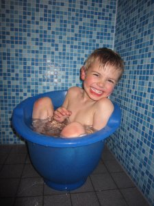 Tom happy in de Tommy Tub!
